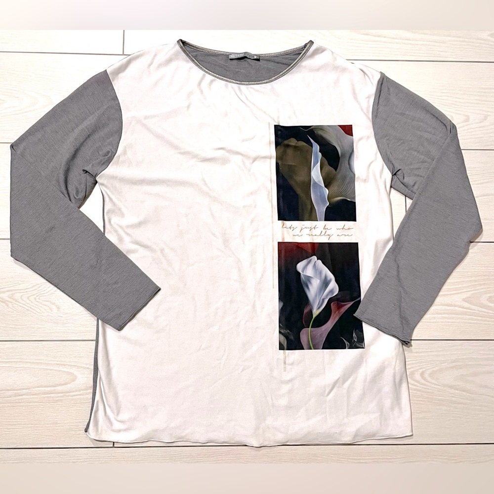 Zara Collection white and gray long sleeve women's top w/flower‎ print in front